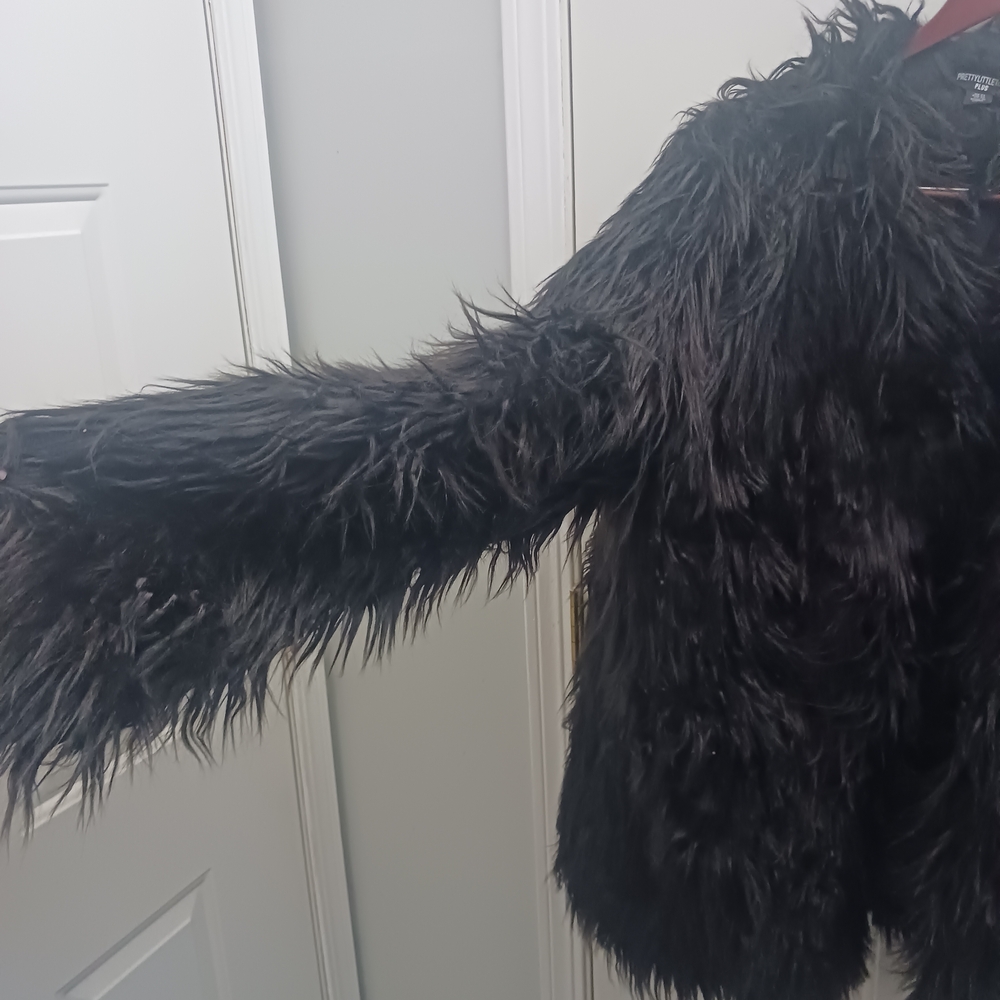 Plus Size PrettyLittleThing Black Faux Fur Coat - Picture 2 of 10